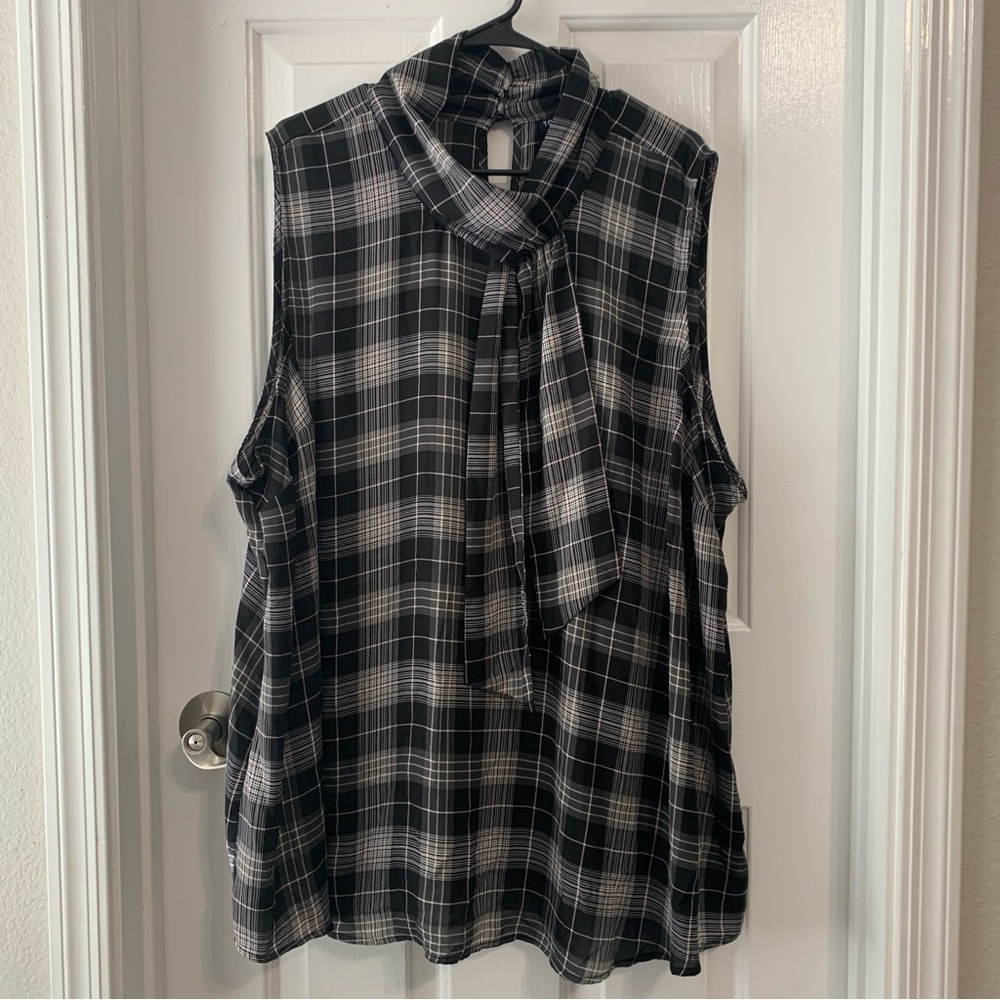 Torrid Georgette Tie Neck Sleeveless Blouse Size 4
